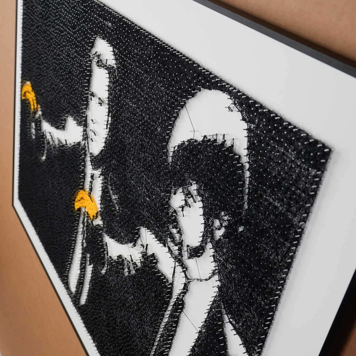 Fadenbild mit 7665 Nägeln, 81x57 cm