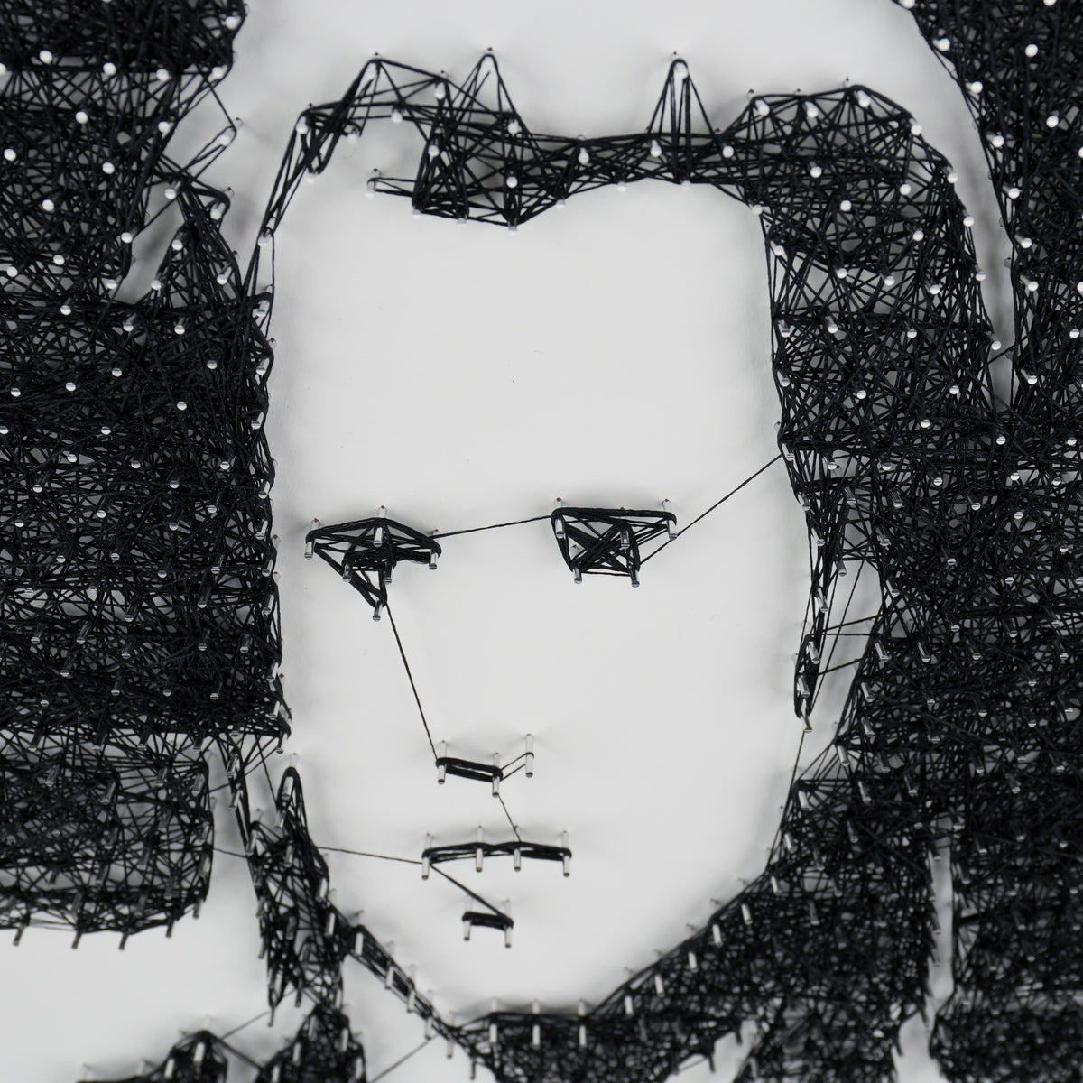 Fadenbild mit 7665 Nägeln, 81x57 cm